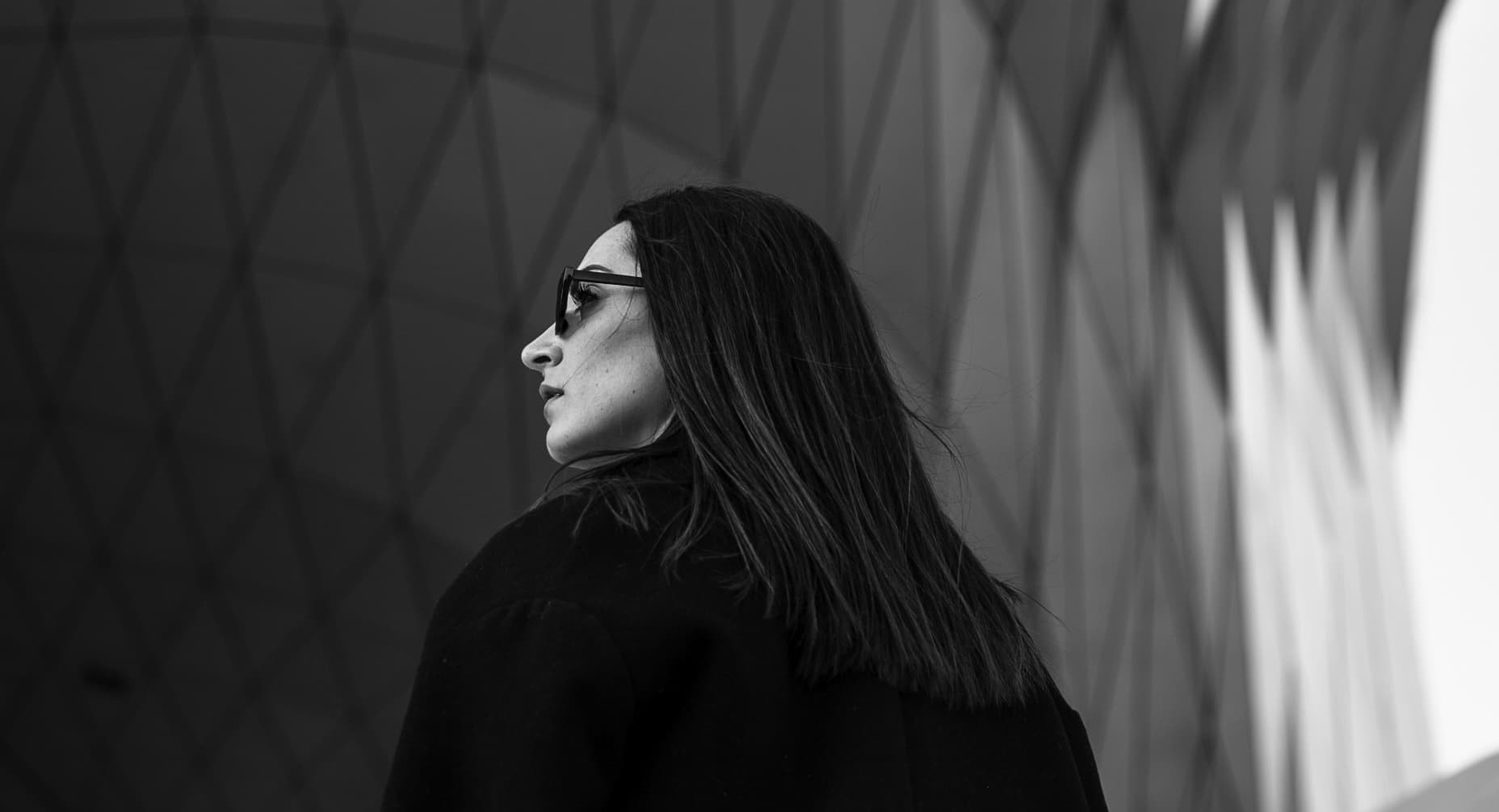 Portrait photo lifestyle et mode devant le musée des Confluences à Lyon