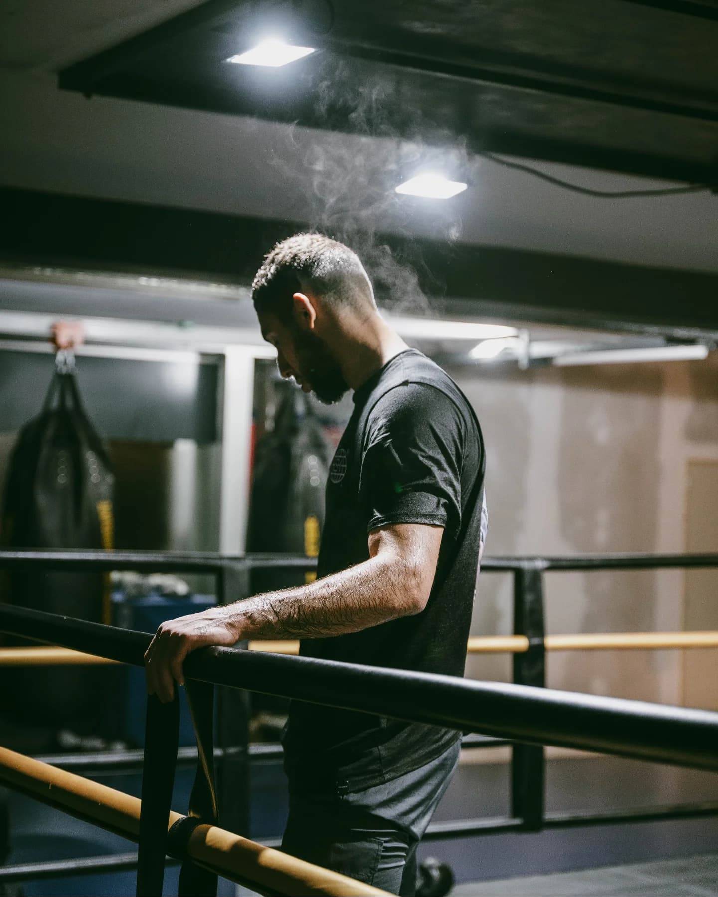 Photographie MMA de l’athlète Fares Ziam en entraînement intense à la CrossCounter Boxing Gym